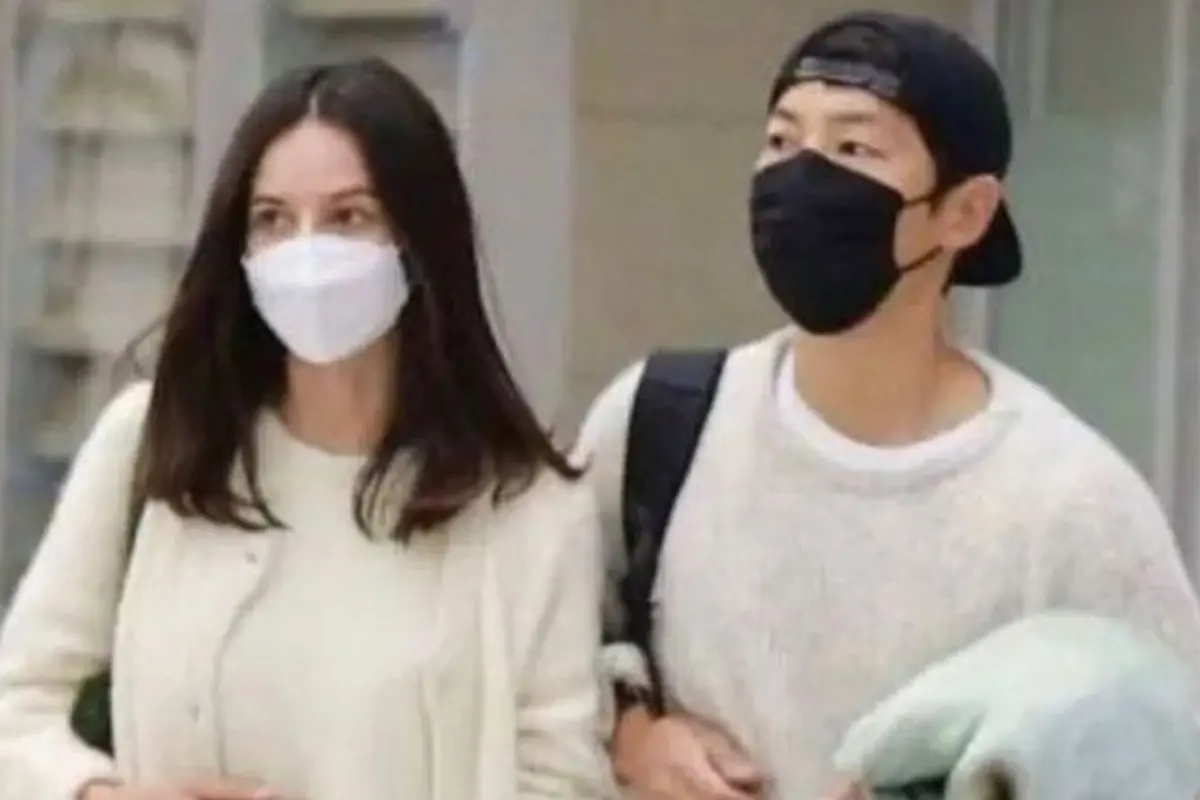 Beranjak dari Song Hye Kyo, Song Joong Ki Kini Berpacaran dengan Wanita Inggris