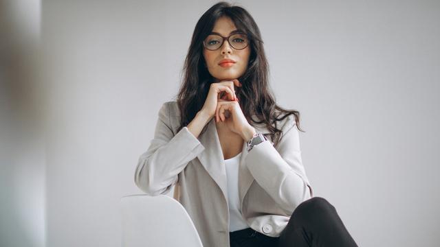 wanita oktober karismatik tenang