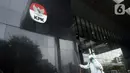 Petugas kesehatan melakukan peyemprotan disinfektan di bagian luar Gedung KPK, Jakarta, Rabu (18/3/2020). Penyemprotan dilakukan untuk mencegah penyebaran virus corona COVID-19. (merdeka.com/Dwi Narwoko)