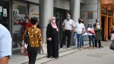 Orang-orang yang mengenakan masker mengantre untuk memasuki pasar swalayan di Tunis, Tunisia, pada 5 Oktober 2020. Perdana Menteri Tunisia Hichem Mechichi pada 3 Oktober mengumumkan serangkaian langkah untuk membatasi penyebaran cepat COVID-19 di negara tersebut. (Xinhua/Adel Ezzine)