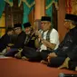 Ketua Ikatan Pencak Silat (IPSI) Sumatera Barat, Supardi berdiskusi dengan para tuo silek. (Liputan6.com/ ist)