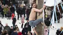 Seorang pria berusaha memanjat di sebuah tiang saat perayaan liburan Maslenitsa (Shrovetide) di Moskow, Rusia (18/2). Liburan ini menandai berakhirnya musim dingin yang dirayakan sejak masa pagan. (AP Photo / Pavel Golovkin)