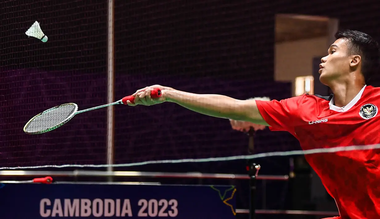 Christian Adinata dari Indonesia bersaing melawan Malaysia di final bulu tangkis putra pada Pesta Olahraga Asia Tenggara (SEA Games) ke-32 di Phnom Penh, Kamboja, Kamis (11/5/2023). (Nhac NGUYEN/AFP)