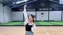 Gaya imut Eca Aura pakai tank top hitam yang ditumpuknya dengan cropped jacket putih, mini pleated skirt hijau yang ditambah legging pendek berwarna hitam. [Foto: Instagram/elsaajapasal]
