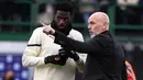 Tiemoue Bakayoko. Gelandang berusia 27 tahun ini telah memperkuat AC Milan selama 2 musim yang terbagi dalam dua periode, yaitu pada musim 2018/2019 dan 2021/2022, keduanya dengan status pinjaman dari Chelsea. Pada musim 2021/2022 ia total tampil dalam 14 laga di Serie A Liga Italia. Bersama Timnas Prancis ia baru mengoleksi 1 sejak melakukan debut pada 28 Maret 2017. (AFP/Marco Bertorello)