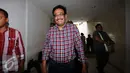 Cawagub DKI Jakarta, Djarot Saiful Hidayat menuju ruang Dirkrimum Polda Metro Jaya, Jakarta, Senin (5/12). Djarot diperiksa sebagai saksi kasus penghadangan kegiatan kampanye  pada 25 November 2016 lalu. (Liputan6.com/Helmi Fithriansyah)