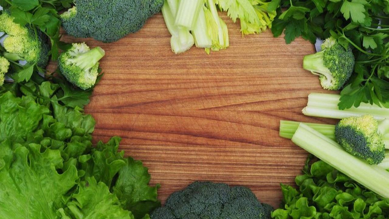 Sayuran ini mengandung karbohidrat yang rendah dan indeks glikemik yang rendah, sehingga tidak mengganggu kadar gula darah. Selain itu, sayuran berdaun hijau kaya akan antioksidan yang dapat melindungi mata dari komplikasi diabetes.