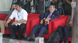 Sekjen Partai Demokrat, Hinca Panjaitan tertawa di dalam gedung KPK, Jakarta, Kamis (15/3). Hinca Panjaitan bertemu dengan petinggi KPK untuk membahas pencegahan dan pemberantasan korupsi , khususnya di internal parpol. (Liputan6.com/Herman Zakharia)