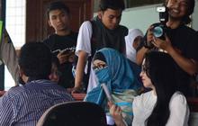 Sidang perdana, Neneng bertemu Angie 