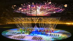 Para penampil ambil bagian dalam upacara pembukaan Pesta Olahraga Asia Tenggara (SEA Games) ke-32 di Stadion Nasional Morodok Techo di Phnom Penh pada Jumat 5 Mei 2023. (MOHD RASFAN/AFP)