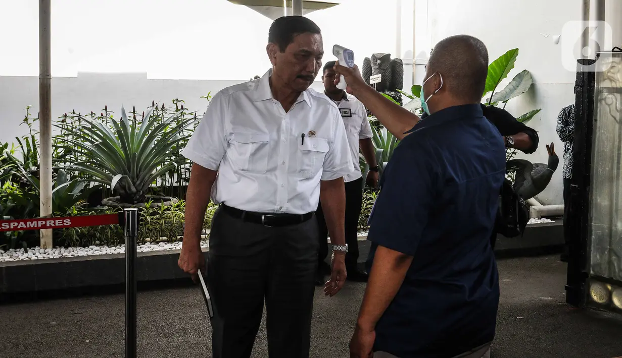 Menko Kemaritiman dan Investasi Luhut Binsar Panjaitan menjalani pemeriksaan suhu tubuh saat akan memasuki Kompleks Istana Kepresidenan, Jakarta, Selasa (3/3/2020). Istana Kepresidenan memperketat pemeriksaan untuk mencegah penyebaran virus corona (COVID-19). (Liputan6.com/Faizal Fanani)