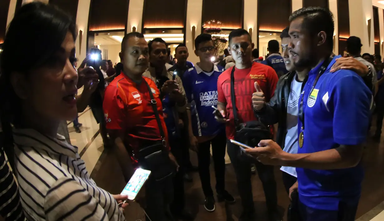 Pemain Persib, Zulham Zamrun, disambut teman dan keluarganya saat tiba di hotel setelah final Piala Presiden 2015 di Stadion Utama Gelora Bung Karno, Jakarta, Minggu (18/10/2015). (Bola.com/Nick Hanoatubun)