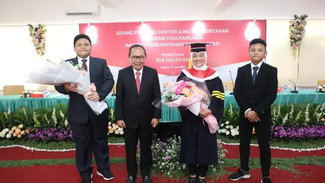 Menaker Ida Raih Gelar Doktor Ilmu Pemerintahan