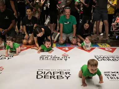 Sejumlah bayi mengikuti lomba merangkak dalam Diaper Derby NYC triathlon di New York City (14/7). Sekitar 30 bayi ikut serta dalam perlombaan tersebut. (AFP Photo/Dominick Reuter)