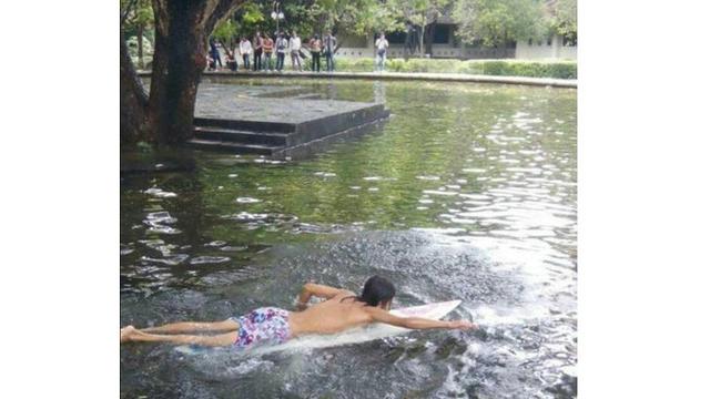 6 Kelakuan Bapak-bapak saat Kebanjiran Ini Bikin Geleng Kepala