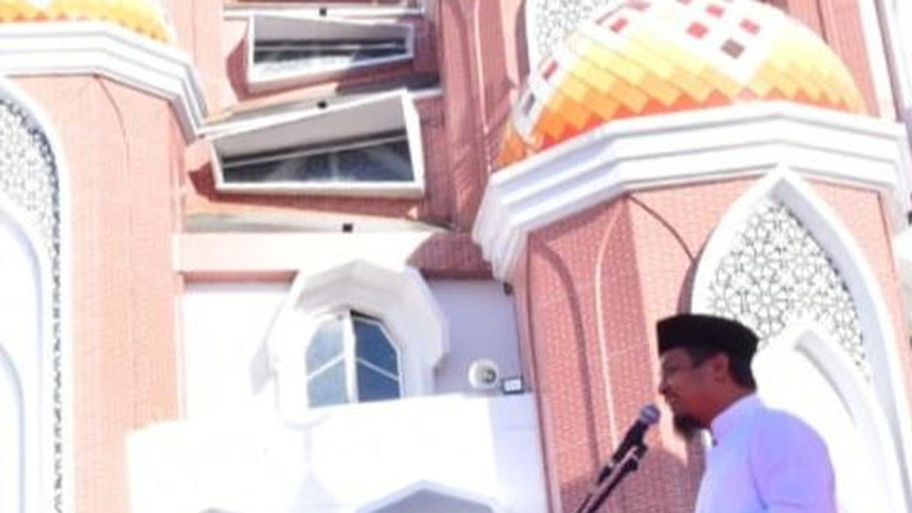 Masjid ini dapat menampung sekitar 13.075 orang jamaah, baik di ruang utama Masjid, mezzanine, dan pelataran suci.