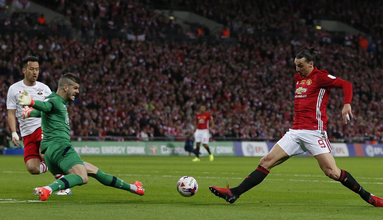 Striker Manchester United, Zlatan Ibrahimovic, berusaha membobol gawang Southampton. Pada laga ini Setan Merah turun menggunakan formasi 4-2-3-1, sementara Southampton memakai skema 4-4-1-1. (AFP/Ian Kington)