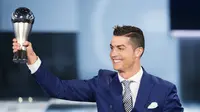 Cristiano Ronaldo mengangkat trofi penghargaan setelah terpilih menjadi pemain terbaik FIFA 2016. (Ennio Leanza/Keystone)