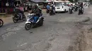 Lalu lalang kendaraan saat melintasi jalan berlubang di kawasan Gas Alam, Depok, Jawa Barat, Kamis (4/10). Jalan rusak di kawasan tersebut sudah berlangsung selama bertahun-tahun. (Liputan6.com/Immanuel Antonius)