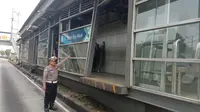 Truk Hantam Halte TransJakarta Tebet Eco Park, Sopir Kabur