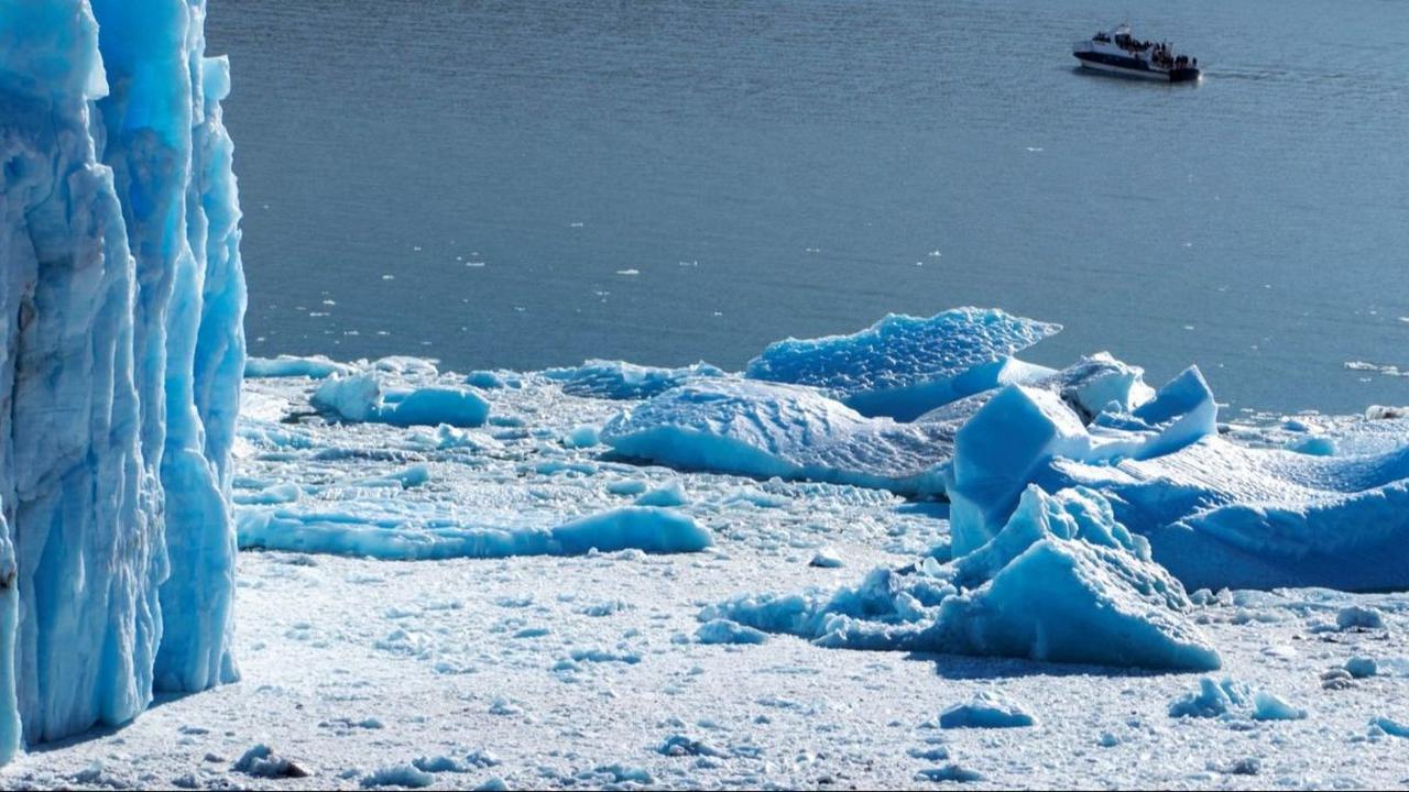 Pengalaman mengunjungi Gletser Perito Moreno memberikan kesan mendalam bagi para wisatawan, yang tidak hanya dapat menikmati pemandangan indah, tetapi juga berkesempatan untuk melakukan berbagai aktivitas seperti trekking, berlayar di danau glasial, dan m