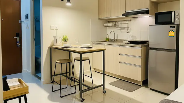 Dapur dengan Pulau Ramping / Meja Mobile
