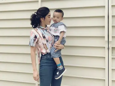 Pemilik goyang ngecor ini sudah lama tidak menampakkan diri di layar kaca semenjak dipersunting seorang perwira polisi bernama Kompol Tri Goffarudin Pulungan pada 16 Februari 2015 silam. (Liputan6.com/IG/@uutpermatasari)