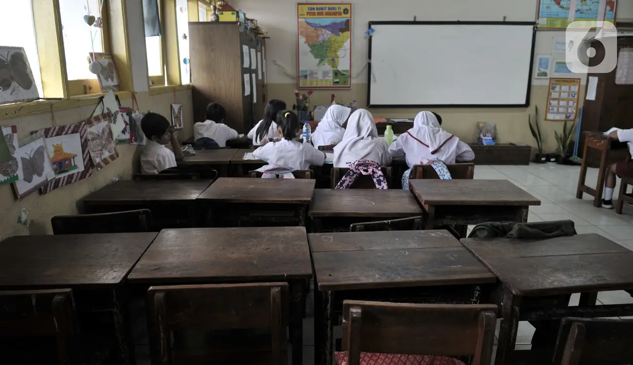 Deretan bangku kosong akibat banyak siswa tidak masuk sekolah di SDN Bukit Duri 11, Jakarta, Senin (6/1/2020). Sebagian siswa di sekolah ini mengenakan pakaian bebas dan sandal akibat seragam serta sepatu mereka hilang terbawa arus banjir. (merdeka.com/Iqbal S. Nugroho)