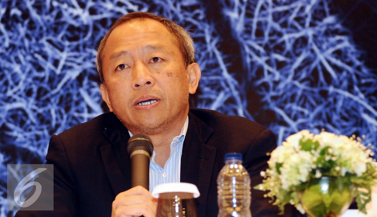 Dirut PT PBB, Glenn Sagita memberikan keterangan seputar program pembinaan pelatih dan pemain di Italia, Jakarta, Rabu (13/1/2016). Pelatih Persib, Djadjang Nurdjaman serta tiga pemain muda mengikuti program tersebut. (Liputan6.com/Helmi Fithriansyah)