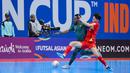 Pemain Timnas Futsal Indonesia, Wendy Brian berebut bola dengan pemain Vietnam, Vu Ngoc Anh dalam laga perempat final Piala Asia Futsal 2026 di Indonesia Arena, Senayan, Jakarta, Selasa (03/02/2026). (Bola.com/Bagaskara Lazuardi)