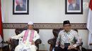 Suasana pertemuan Sekjen PDIP Hasto Kristiyanto (kanan) dengan Imam Besar Masjid Istiqlal Prof Nasaruddin Umar di Masjid Istiqlal, Jakarta, Rabu (11/4). Silaturahmi ini juga untuk menyampaikan gagasan PDIP mengenai keislaman. (Liputan6.com/Pool/Joan)