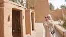 Dinda Hauw saat berada di Tanah Suci. Ia mengenakan abaya cokelat muda, serasi dengan hijab lebar yang dikenakannya. Abaya Dinda ini sederhana, namun bisa dijadikan inspirasi tampil di Hari Raya lebih bergaya, tanpa kesan berlebihan. Foto: Instagram.
