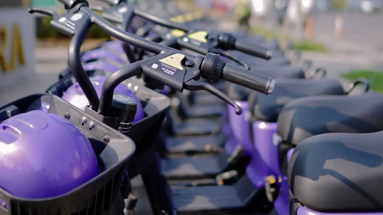 Beam Mobility melakukan bekerja sama dengan kota-kota untuk menghadirkan moda transportasi baru yang aman, terjangkau dan berkelanjutan dengan armada seperti sepeda listrik atau skuter. (Dok Beam)