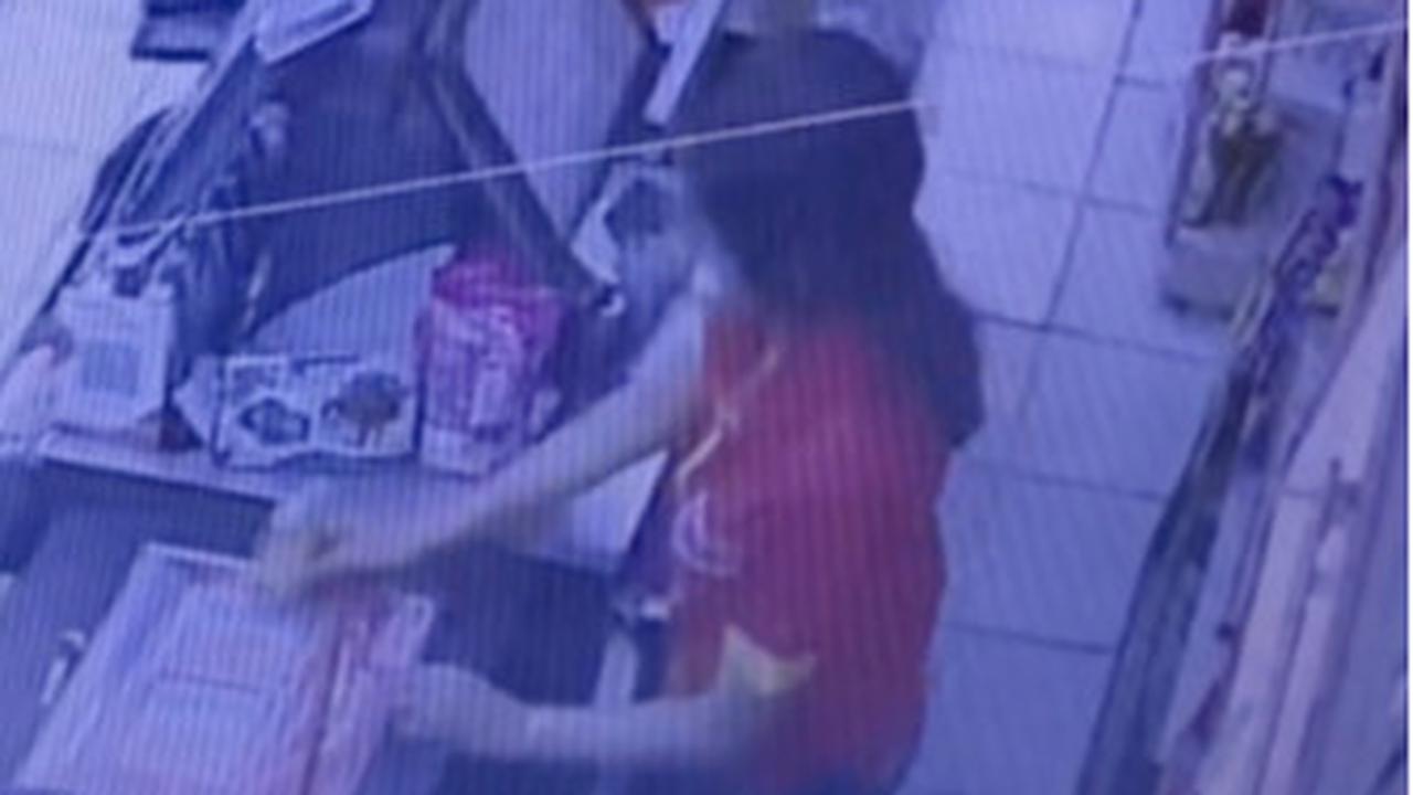 Customer Pria Tak Dikenal Ajak Makan Malam<br>
