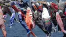 Koinobori, bendera berbentuk ikan koi, berkibar di atas Ngarai Kawakami, prefektur Saga, Jepang, 13 April 2018. Pengibaran koinobori dilakukan untuk menyambut perayaan Tango no Sekku atau Hari Anak di Jepang yang jatuh pada 5 Mei (AP Photo/Eugene Hoshiko)