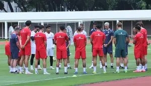 Pelatih Timnas Indonesia, John Herdman memimpin sesi latihan di Stadion Madya, Gelora Bung Karno, Jakarta, Selasa (24/3/2026). (Bola.com/M. Iqbal Ichsan)