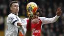 7. Gelandang Arsenal, Mohamed Elneny, membuang bola dari jangkauan gelandang Tottenham, Dele Alli, pada laga Liga Premier Inggris di Stadion White Hart Lane, Sabtu (5/3/2016). Kedua tim bermain imbang 2-2. (AFP/Adrian Dennis)