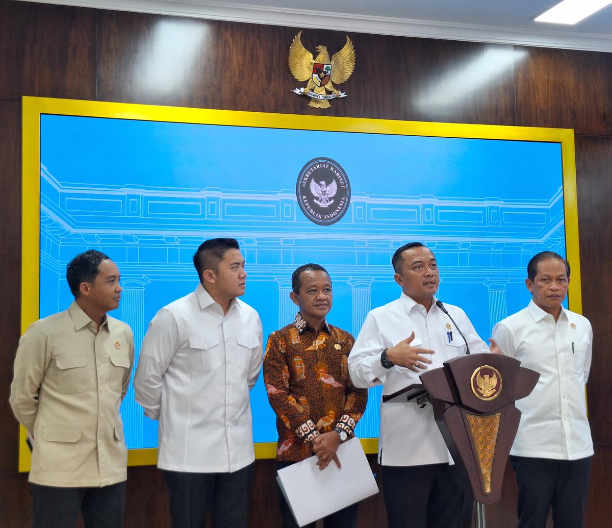 Menteri ESDM Bahlil Lahadalia, Menteri Kehutanan Raja Juli Antoni, Menteti Lingkungan Hidup Hanif Faisol Nurofiq, dan Sekretaris Kabinet Teddy Indra Wijaya Konpers pencabutan IUP Raja Ampat