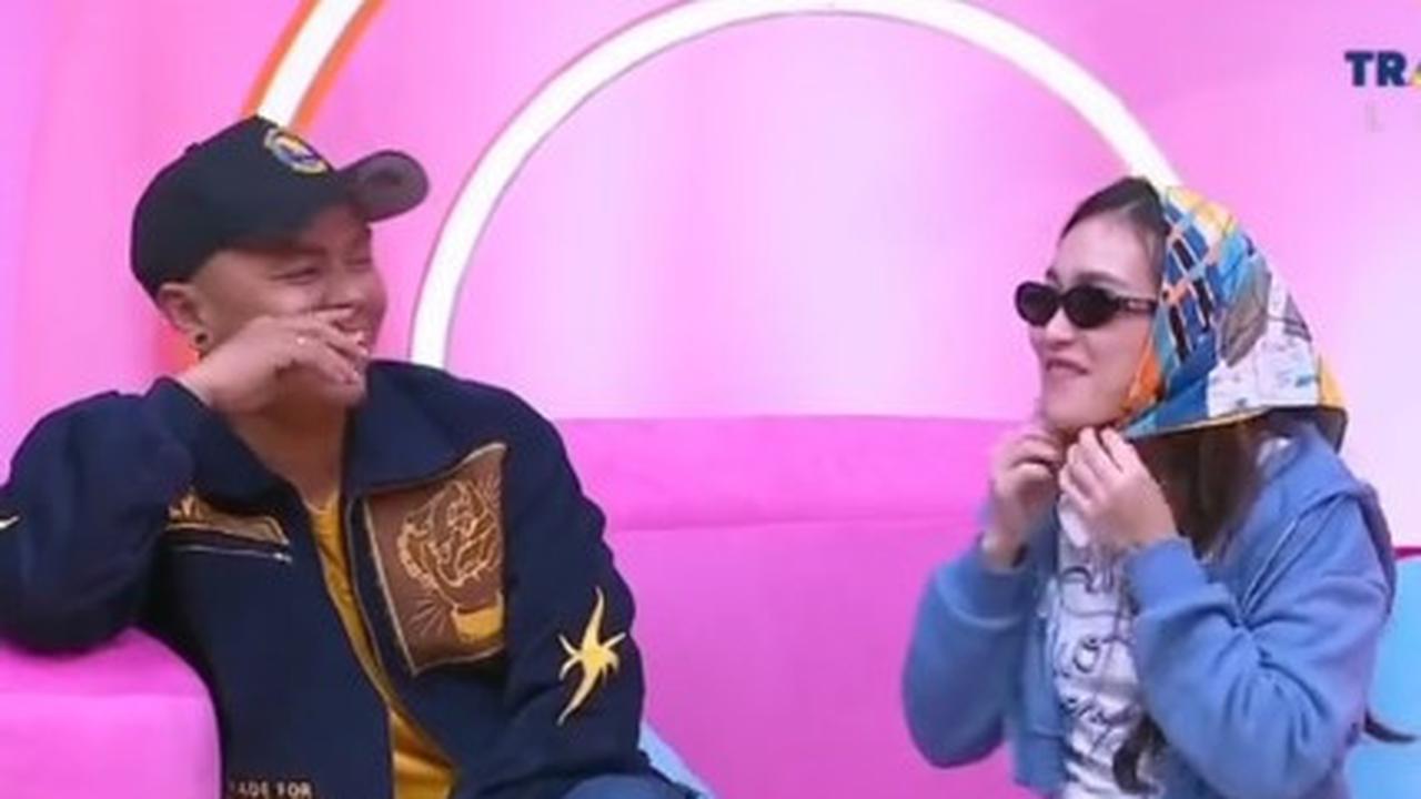 Ikut Tren Korea Kenakan Syal di Kepala, Ayu Ting Ting Kena Protes Anak Kartika Putri: Pakai Kerudungnya yang Bener Dong