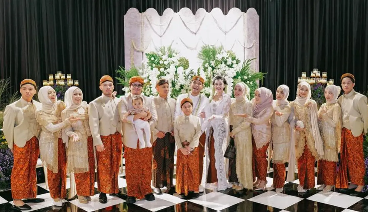 Kakak dan adik perempuan Thariq Halilintar pun mengenakan kebaya coklat berbagai model dipadukan bawahan kain coklat. Begitu pun dengan ibundanya yang mengenakan kebaya panjang coklat. [@attahalilintar]