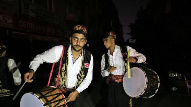 Kelompok anak muda Turki tengah bermain drum selama bulan Ramadan untuk membangunkan warga muslim untuk sahur (AP)