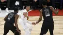 Aksi Russell Westbrook (tengah) mencoba melewati dua pemain dari Team Stephen, Draymond Green (kiri) dan Joel Embiid (kanan) pada laga NBA All-Star basketball game di Los Angeles, (18/2/2018). Tim LeBron menang 148-145. (AP Photo/Alex Gallardo)