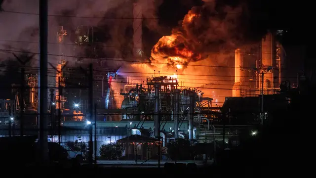 Api membubung dari kilang Chevron di El Segundo, California, Kamis, 2 Oktober 2025. (Foto AP/Ethan Swope)