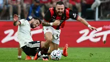 Gelandang Manchester United asal Portugal, Bruno Fernandes (kiri), dan bek AC Milan asal Spanyol, Mario Gila (kanan), berebut bola dalam pertandingan persahabatan pramusim antara Manchester United dan AC Milan di Tarczynski Arena, Wroclaw, Polandia, pada 15 Agustus 2026. (Sergei GAPON/AFP)