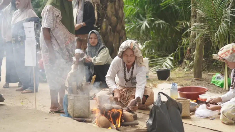 Pagelaran Festival Suku Batin IX, bagian dari rangkaian kegiatan Kenduri Swarnabhumi 2024 yang diselenggarakan Kemendikbudristek, menyajikan lomba memasak Brengkes Ikan.