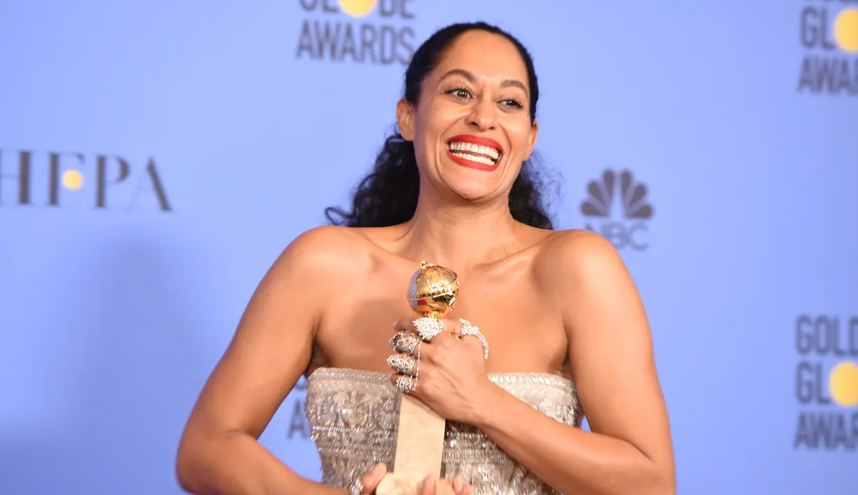 Tracee Ellis Ross memenangkan sebuah piala di perhelatan Golden Globe di California, Minggu (8/1). Tracee Ellis Ross berhasil memenangkan piala untuk kategori Best Performance by an Actress in a Television Series - Musical or Comedy. (ROBYN BECK/AFP)