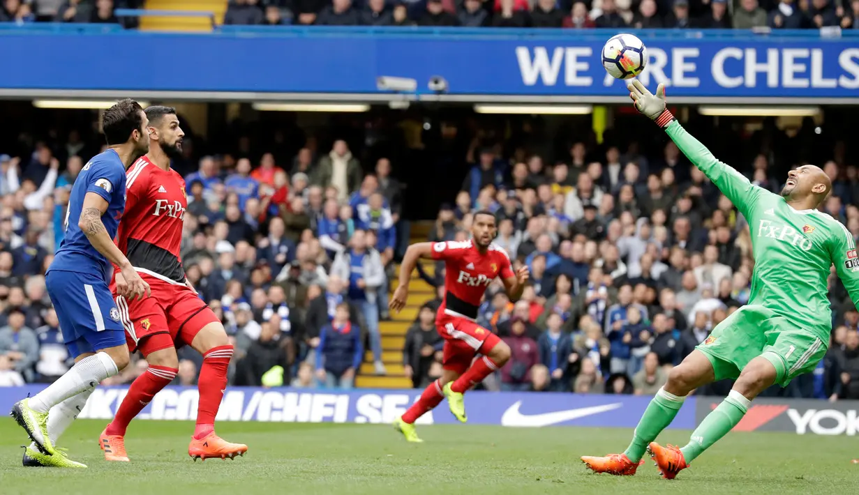 Kiper Watford Heurelho Gomes berhasil menyelamatkan gawangnya dari tendangan Cesc Fabregas saat pertandingan Liga Inggris di stadion Stamford Bridge di London (21/10). (AP/Matt Dunham)