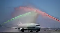 Pesawat rombongan timnas Portugal mendapat semprotan warna kebanggan negara 'Merah dan Hijau' saat tiba di Bandara Lisbon, (11/7/2016).  (AFP/Patricia De Melo Moreira)