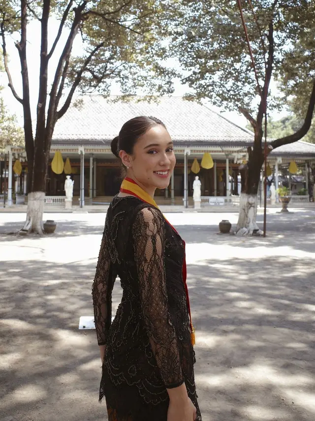 6 Potret Gaya Dua Aktris Muda Hana Saraswati dan Yasmin Napper Kenakan Kebaya saat Belajar Karawitan di Museum Keraton Solo