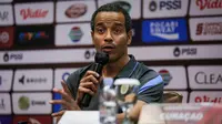 Pelatih kepala Timnas Curacao, Remko Bicentini memberikan keterangan saat konferensi pers menjelang laga FIFA Match Day antara Timnas Indonesia melawan Timnas Curacao yang berlangsung di Hotel Harris Citylink, Bandung, Jumat (23/06/2022). (Bola.com/Bagaskara Lazuardi)